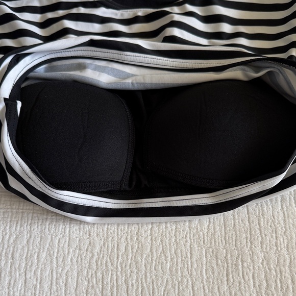 Black and White cropped swim shirt / 8 - Picture 7 of 9